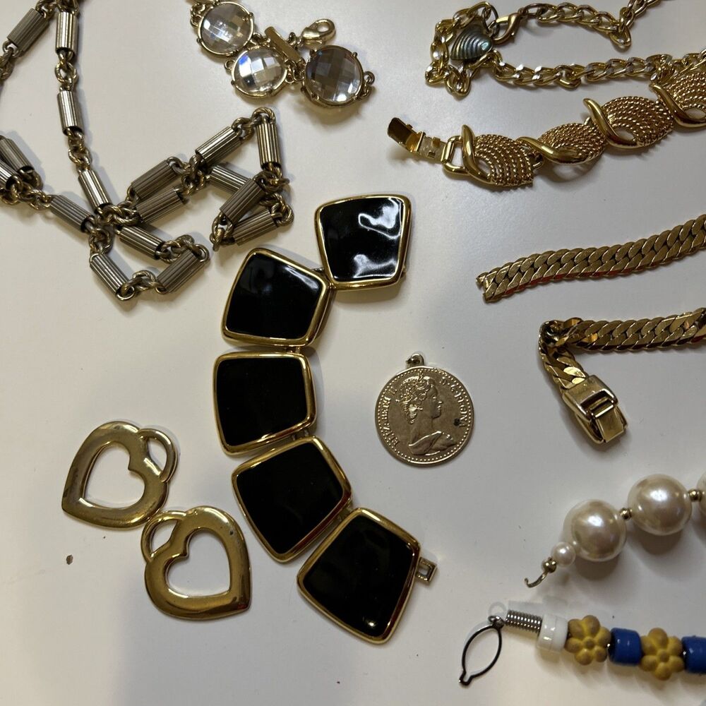 Broken jewelry lot for crafts Vintage to now junk scrap all broken pieces - Picture 4 of 6